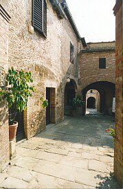 The entrance of the apartment on the second courtyartd