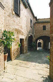 L'ingresso dell'appartamento, in uno dei cortili della Grancia